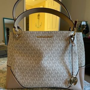 ✨NWT✨ Michael Kors 🌸Nicole 🌸 Shoulder tote